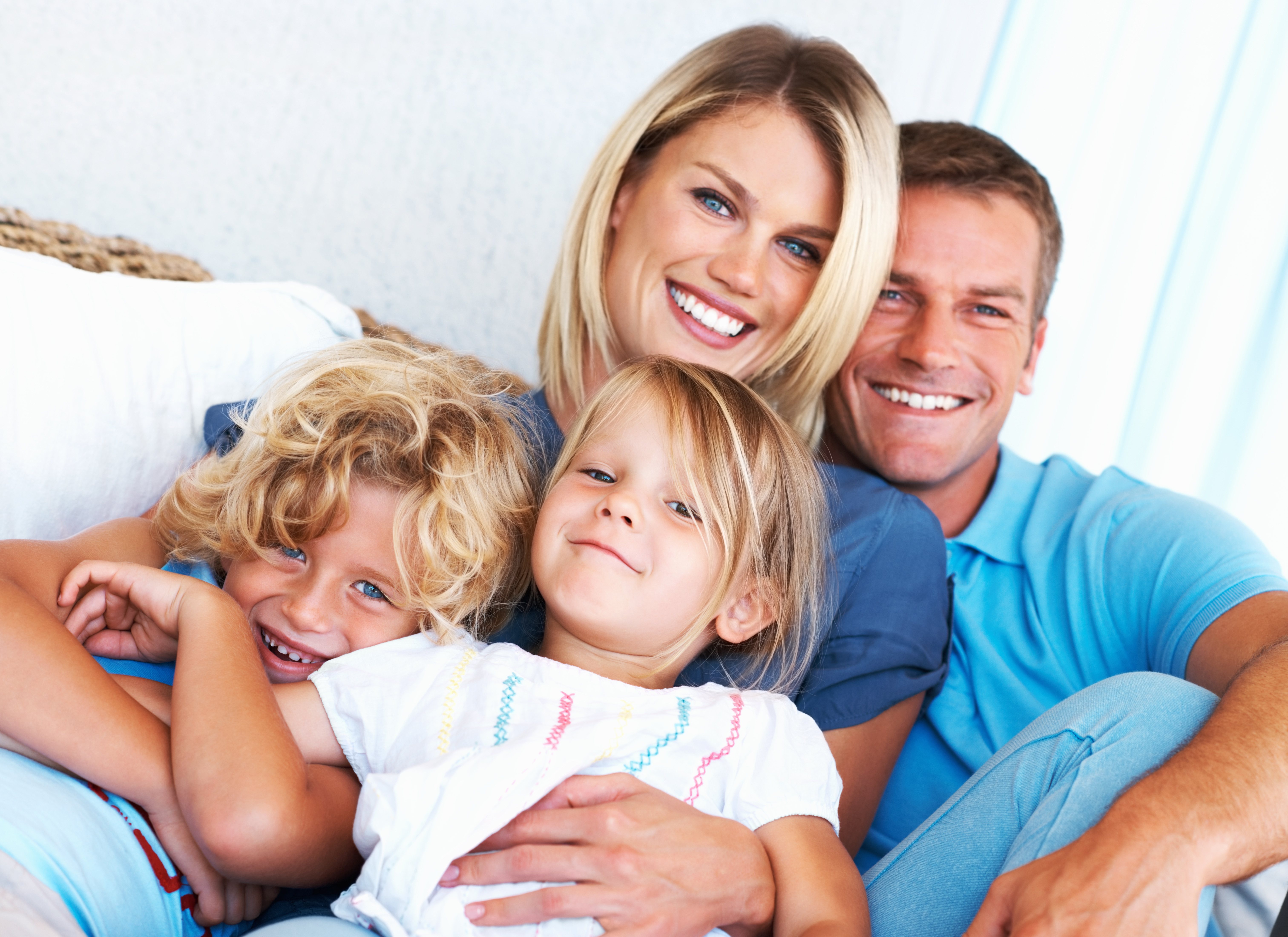 Идеальная семья рассказы. Семья улыбается. Реклама с семьей. Счастливая семья реклама. Семейное фото для рекламы.